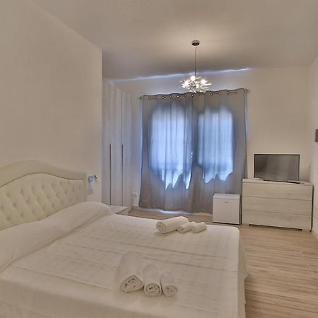 Les Chambres Au Centre San Teodoro  Exteriör bild