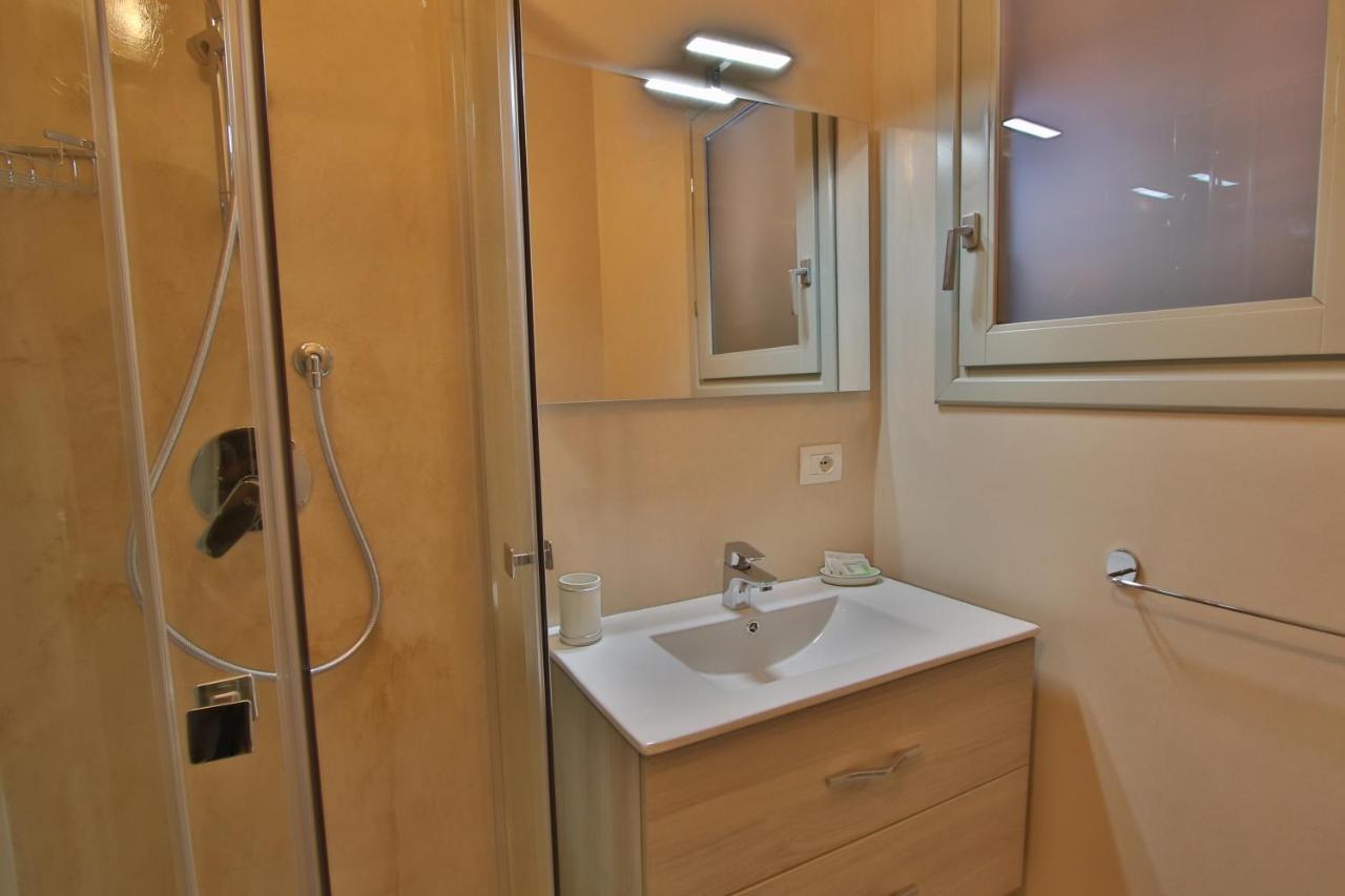 Les Chambres Au Centre San Teodoro  Exteriör bild