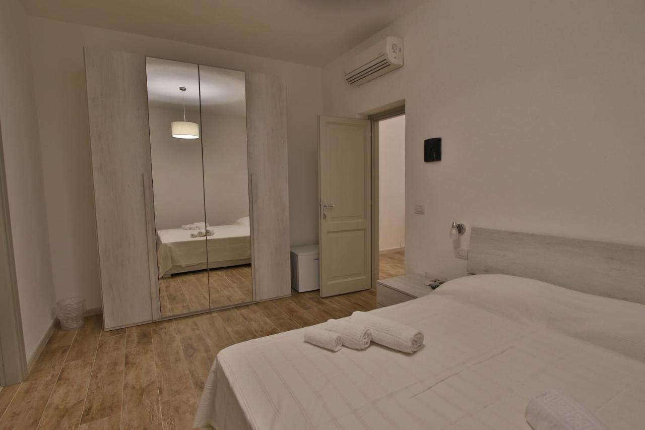 Les Chambres Au Centre San Teodoro  Exteriör bild