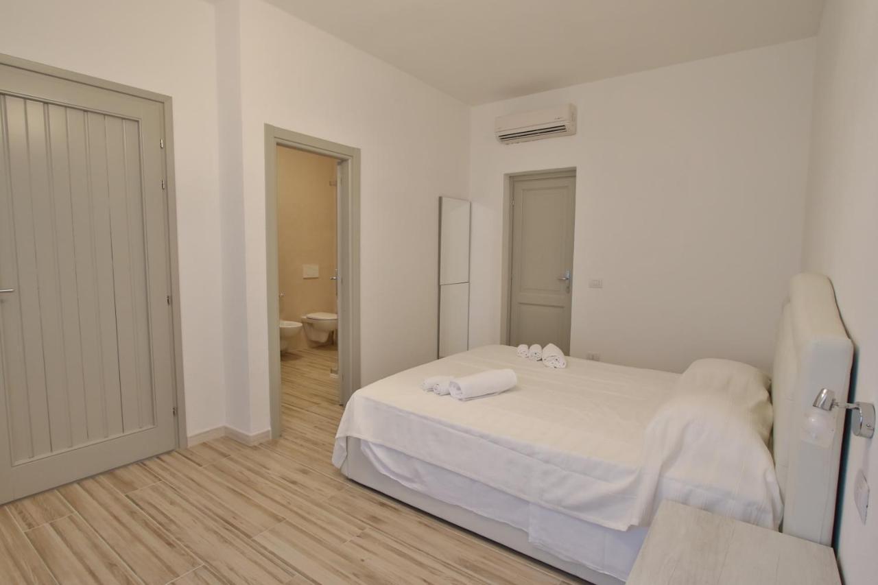 Les Chambres Au Centre San Teodoro  Exteriör bild